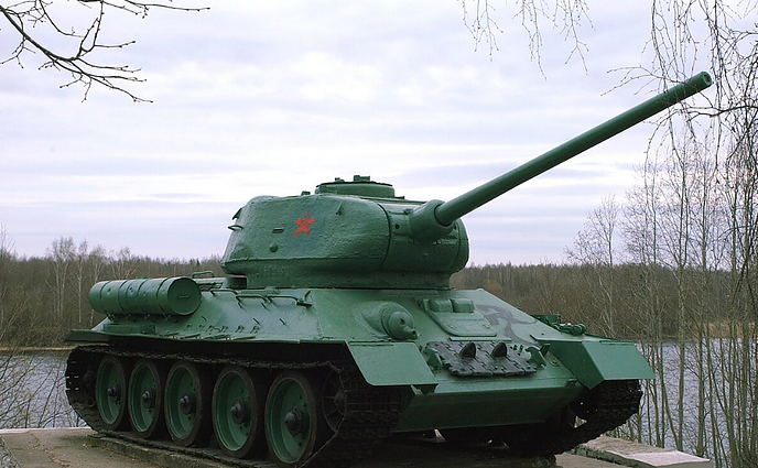 Estija nukėlė sovietinį tanką: saugome vidinę taiką – paminklai, naudojami informaciniame Rusijos kare, turi būti nuimti