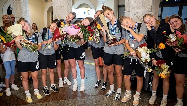 Žinios. Lietuvos aštuoniolikmečių merginų krepšinio rinktinė šiąnakt grįžo į Lietuvą