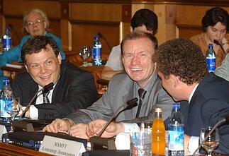 Alfa Group consortium head Mikhail Fridman (left), president of Interros Holding, Vladimir Potanin (centre), and chairman of the board of directors of Troika Dialog, Alexander Mamut (right), 2003.