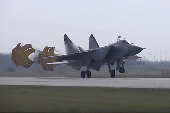 Eusijos naikintuvai MiG-31, kurie gali gabenti raketas „Kinžal“