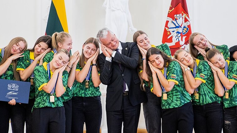 Žinios. Europos čempiones pasveikinęs Nausėda gavo jų pažadą bandyti atgaivinti moterų krepšinį