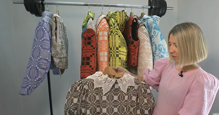 Paroda „My historical grandma’s mode of life“: modernūs drabužiai iš močiutės dovanotų audeklų