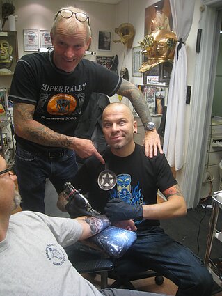 Tatuiruočių meistras Giedrius Bardauskas (dešinėje)