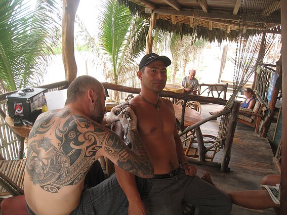 Tatuiruočių meistras Giedrius Bardauskas (kairėje)