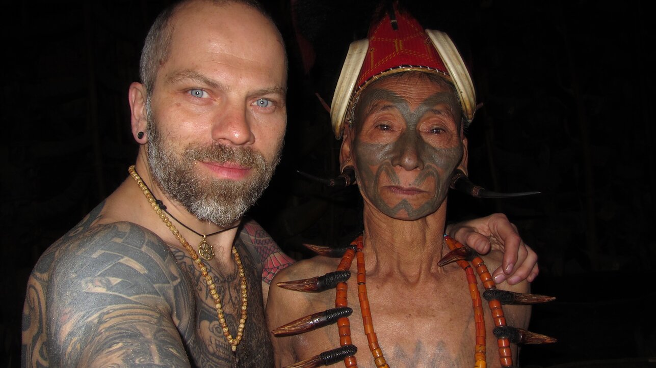 Tatuiruočių meistras Giedrius Bardauskas (kairėje)