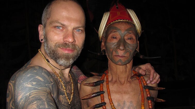 Tatuiruočių meistras Giedrius Bardauskas (kairėje)
