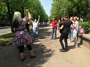 Жители Луганска в парке празднуют 9 мая Жители Луганска в парке празднуют 9 мая