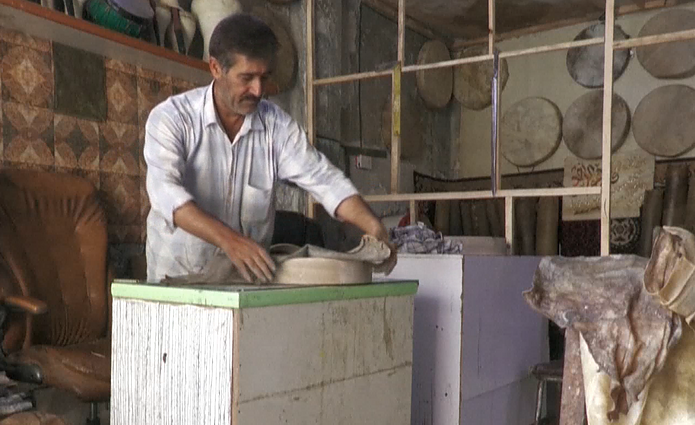 Ilgametės tradicijos Irake: tamburinų gamyba – senas, tradicinis amatas, tačiau besimokančiųjų mažėja