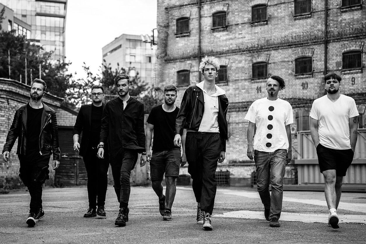 Kristijonas Ribaitis (trečias iš dešinės) ir „Elnio Rago Miškas” 