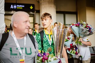 Europos čempionais tapusi U16 rinktinė grįžo į Lietuvą Europos čempionais tapusi U16 rinktinė grįžo į Lietuvą