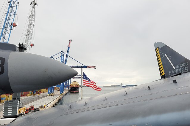 Į Lietuvą pirmą kartą atvyko vienas didžiausių JAV karinių laivų USS Kearsarge. Į Lietuvą pirmą kartą atvyko vienas didžiausių JAV karinių laivų USS Kearsarge.