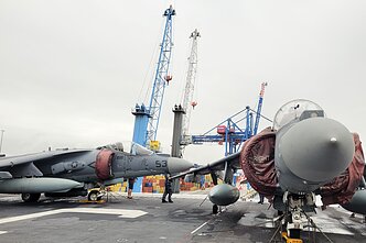 Į Lietuvą pirmą kartą atvyko vienas didžiausių JAV karinių laivų USS Kearsarge. Į Lietuvą pirmą kartą atvyko vienas didžiausių JAV karinių laivų USS Kearsarge.