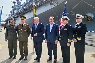 Į Lietuvą pirmą kartą atvyko vienas didžiausių JAV karinių laivų USS Kearsarge. Į Lietuvą pirmą kartą atvyko vienas didžiausių JAV karinių laivų USS Kearsarge.