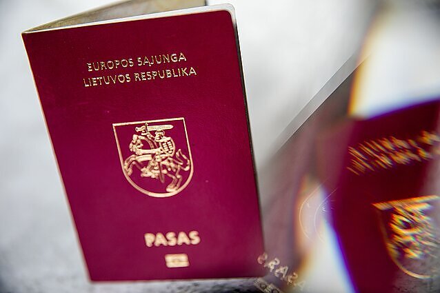 Migracijos departamente grįžta gyvos eilės: laukimas trunka valandas, tačiau registracija internetu galima tik rugsėjui