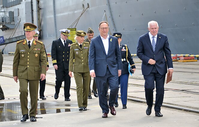 Krašto apsaugos ministras Arvydas Anušauskas dalyvauja JAV desantinio laivo USS Kearsarge (LHD-3) pasveikinimo ceremonijoje Krašto apsaugos ministras Arvydas Anušauskas dalyvauja JAV desantinio laivo USS Kearsarge (LHD-3) pasveikinimo ceremonijoje