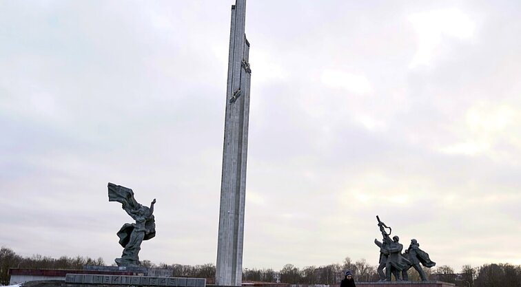 Panorama. Latvija pradėjo rengtis rytoj nukelti sovietinį paminklą Raudonosios armijos pergalei prieš nacius (su vertimu į gestų k.)