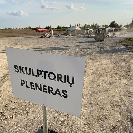 Pakeliui su vasara. Kaip karštis veikia skulptorių plenero „Akmens dialogai“ dalyvius?