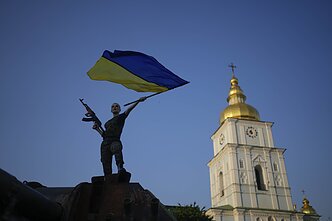 Женщина с флагом Украины в Киеве Женщина с флагом Украины в Киеве