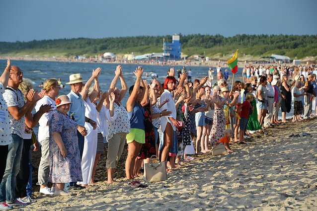 Pakalbėkime apie sutapimus arba vakar  pribaltai šventė Baltijos kelio jubiliejų