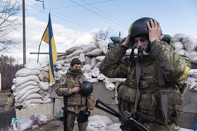 Karo Ukrainoje pusmetis: svyruojanti parama ir Vakarų valios kova dėl smunkančios ekonomikos