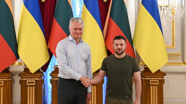 Nausėda prisiminė jam ištartus Zelenskio žodžius: „tikrai negalvojau, kad teks man kariauti kaip Ukrainos prezidentui“