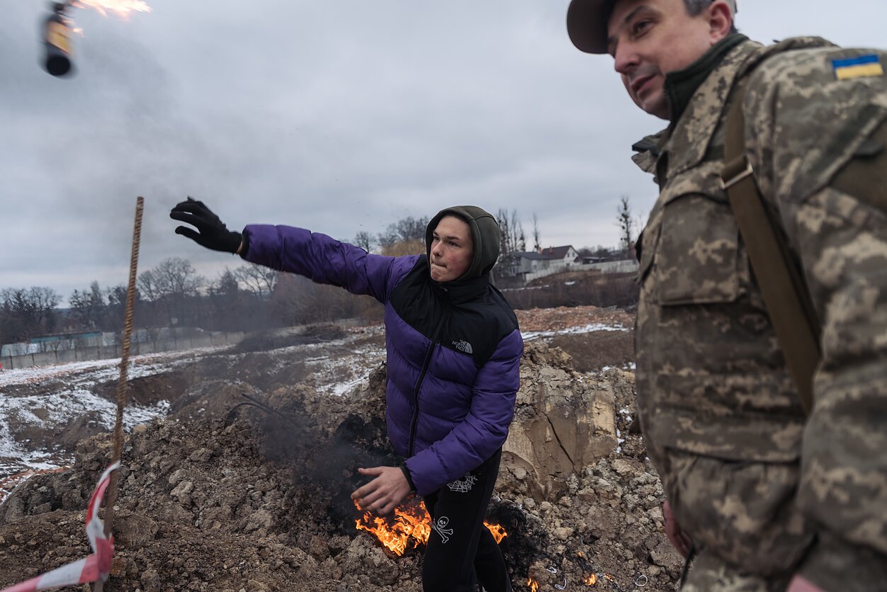 With the ranks of the military swelling up with volunteers, those who cannot or could not join ended up preparing bomb shelters, digging trenches, and learning to fight using molotov cocktails.