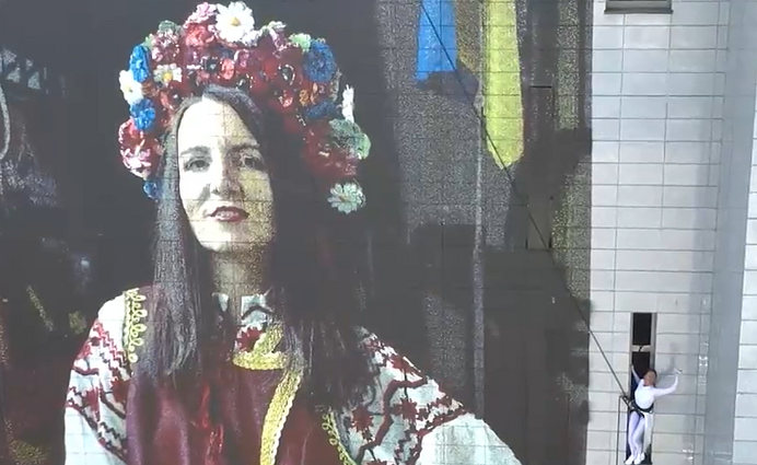 Ukrainos Nepriklausomybės dieną – neeilinė Vilniaus dovana: Maskvos namų siena tapo unikalaus šokio scena