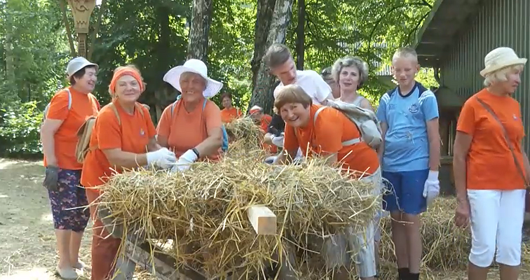 „Duonos ir ugnies“ festivalio įžanginė dalis – šiaudinių skulptūrų rišimas: teigia, kad išmokti gali kiekvienas