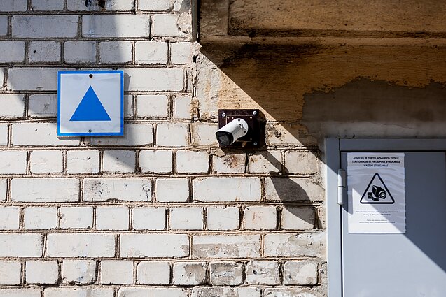 Suaugusiųjų mokymo centras yra ir kolektyvinės apsaugos statinys, ir taps priedangai skirtu pastatu. 