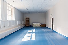 Suaugusiųjų mokymo centras yra ir kolektyvinės apsaugos statinys, ir taps priedangai skirtu pastatu. 