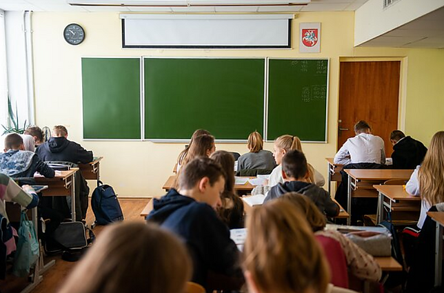 Pasiruošimas mokyklai: pabrangus žaliavoms, pakilo uniformų, kanceliarijos priemonių kainos