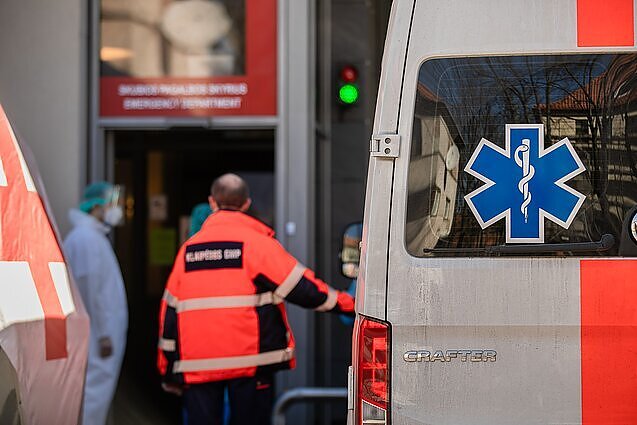 Po greitosios iškvietimo medikės su 3,57 prom. girtumu sulaukę gyventojai: ji net nesugebėjo pataikyti į veną