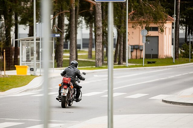 Apžvelgė padėtį Lietuvos keliuose: nors bendra situacija gerėja, tragiškų motociklininkų avarijų nemąžta