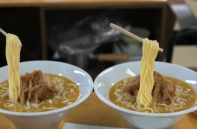 Neįprasta paroda, kviečianti pažinti Azijos virtuvę: vitrinose – patiekalų kopijos iš plastiko