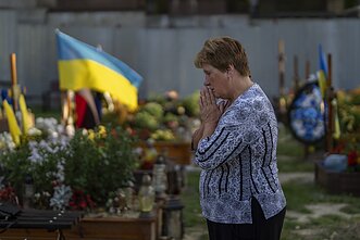 Ukrainietė meldžiasi prie sūnaus kapo; Rusijos karas prieš Ukrainą