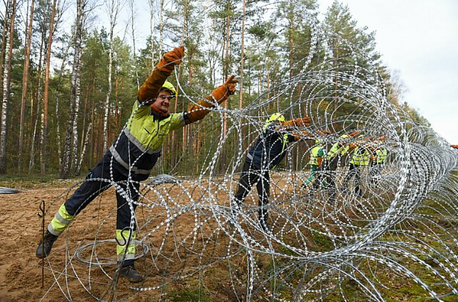 VSAT atstovas: Baltarusijos pareigūnai ne tik patys atsiveža migrantus iki sienos, bet dar ir prakerpa koncertiną