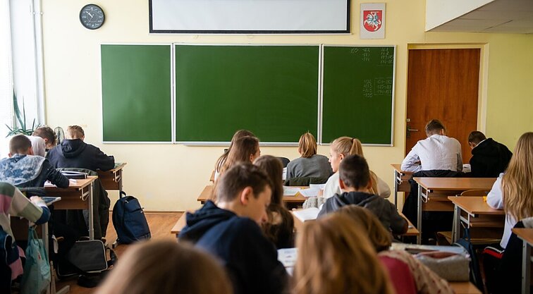 Panorama. Pritraukti mokytojus bandoma finansiniais priedais: profsąjungos primena, kad svarbu mokytojus išsaugoti