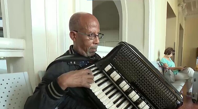 Lietuvoje vieši Etiopijos džiazo legenda Hailu Mergia