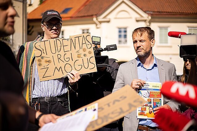 Žinios. Prie ministerijos – studentų palapinėse protestas: ragina spręsti studentų apgyvendinimo problemas