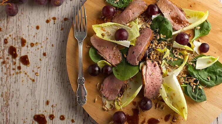 Vynuogių salotos su antiena, daigintais kviečiais ir cikorijų lapais 