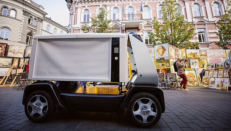 Žinios. Į Vilniaus gatves išriedėjo pirmasis savivaldis krovininis automobilis