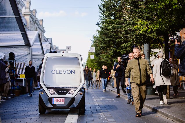 Vilniaus gatvėse – pirmasis krovininis autonominis automobilis: vienu metu gali vežti daiktų iki 150 kilogramų