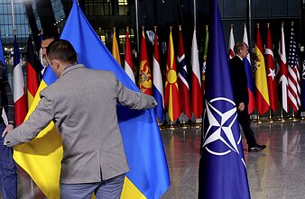 Ukrainos ir NATO vėliavos