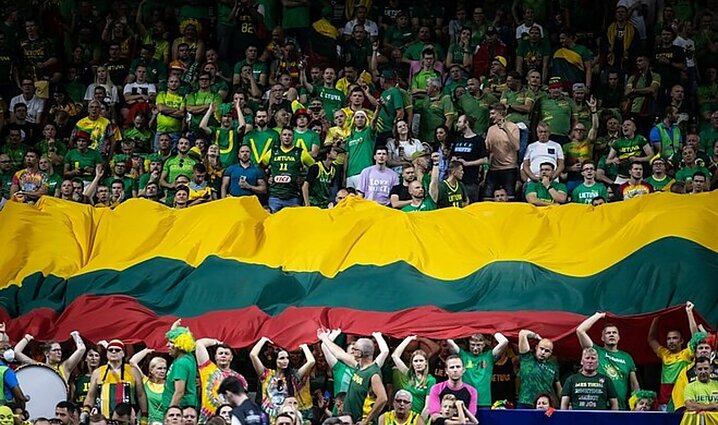 Lietuvos sirgalių palaikymas prancūzams – skandavo „merci“ už pagalbą lietuvių rinktinei