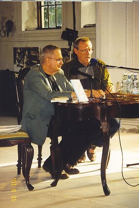 Tomas Venclova, lenkų disidentas publicistas Adamas Michnikas Paribio žmogaus vardo suteikimo iškilmėse. Seinai, 2001 m. Tomas Venclova, lenkų disidentas publicistas Adamas Michnikas Paribio žmogaus vardo suteikimo iškilmėse. Seinai, 2001 m.