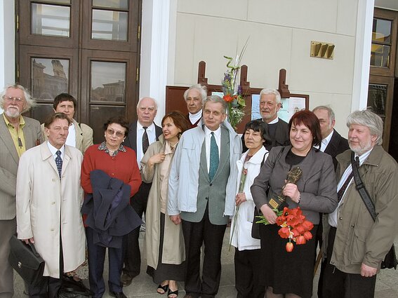 Šv. Kristoforas – Tomui Venclovai. Iš kairės pirmoje eilėje: Bronys Savukynas, Irena Veisaitė, Tania Venclova, Tomas Venclova, Elė Katilienė, Birutė Vagrienė, Ramūnas Katilius, antroje eilėje: Marcelijus Martinaitis, Donata Mitaitė, Viktoras Petkus, Audronis Katilius, Pranas Morkus. Vilnius, 2003 m. Šv. Kristoforas – Tomui Venclovai. Iš kairės pirmoje eilėje: Bronys Savukynas, Irena Veisaitė, Tania Venclova, Tomas Venclova, Elė Katilienė, Birutė Vagrienė, Ramūnas Katilius, antroje eilėje: Marcelijus Martinaitis, Donata Mitaitė, Viktoras Petkus, Audronis Katilius, Pranas Morkus. Vilnius, 2003 m.