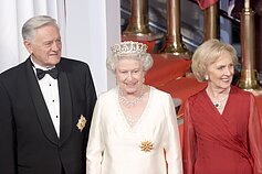 Elžbieta II su Valdu Adamkumi ir Alma Adamkiene Vilniuje 2006 m.