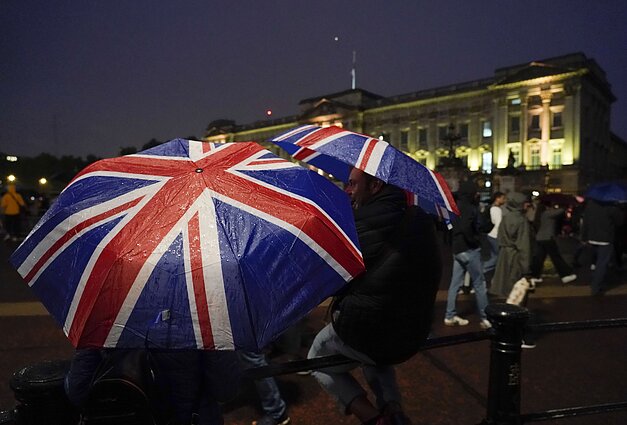 Žmonės prie Bakingamo rūmų Londone, paskelbus apie karalienės Elžbietos II mirtį