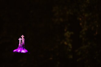 Wilno upamiętnia Elżbietę II. Góra Trzykrzyska w królewskich barwach