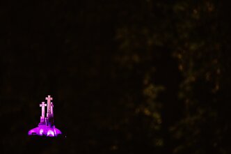 Wilno upamiętnia Elżbietę II. Góra Trzykrzyska w królewskich barwach